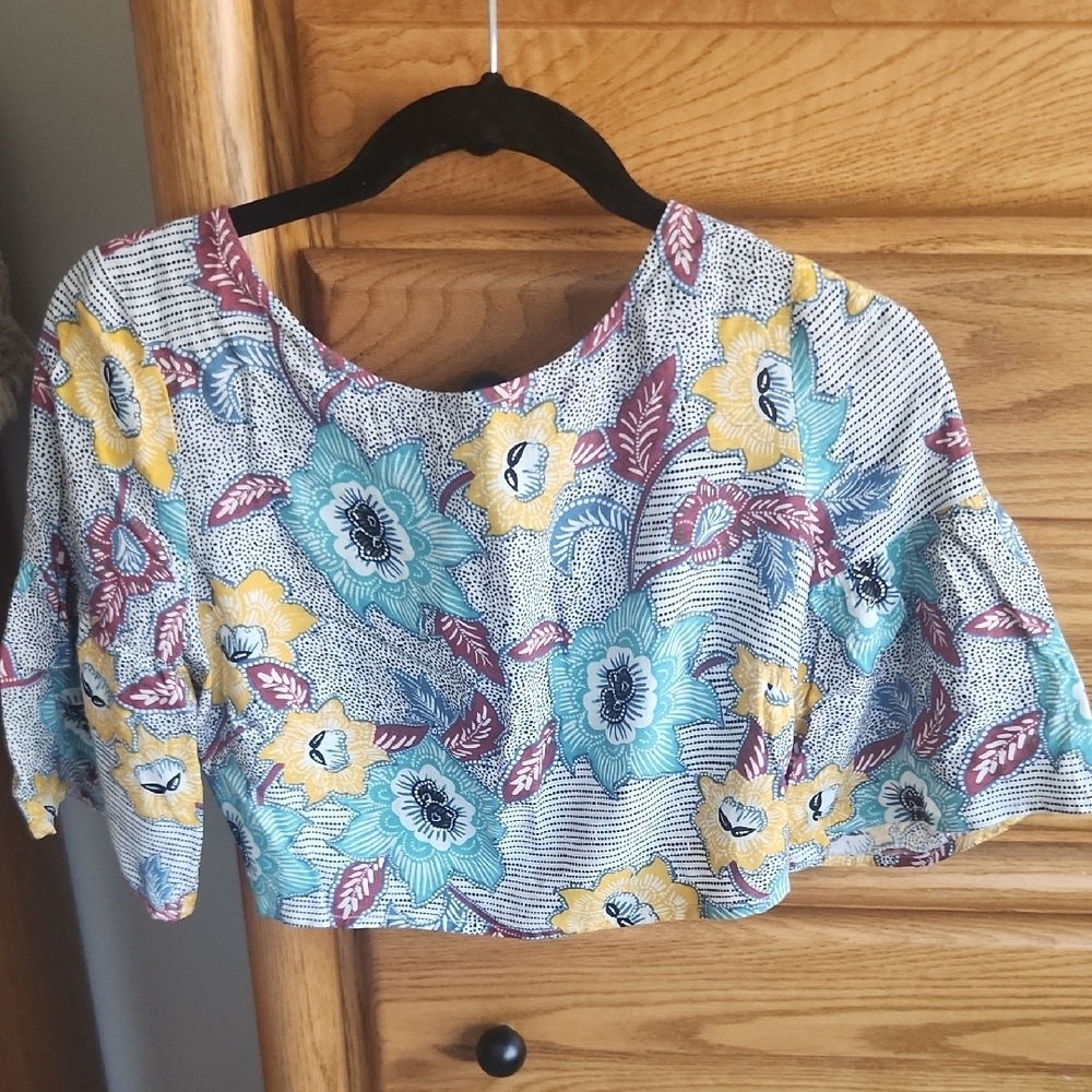 BCBGeneration Blue and Yellow Flowy Sleeved Casual Open Backed  Crop Top
